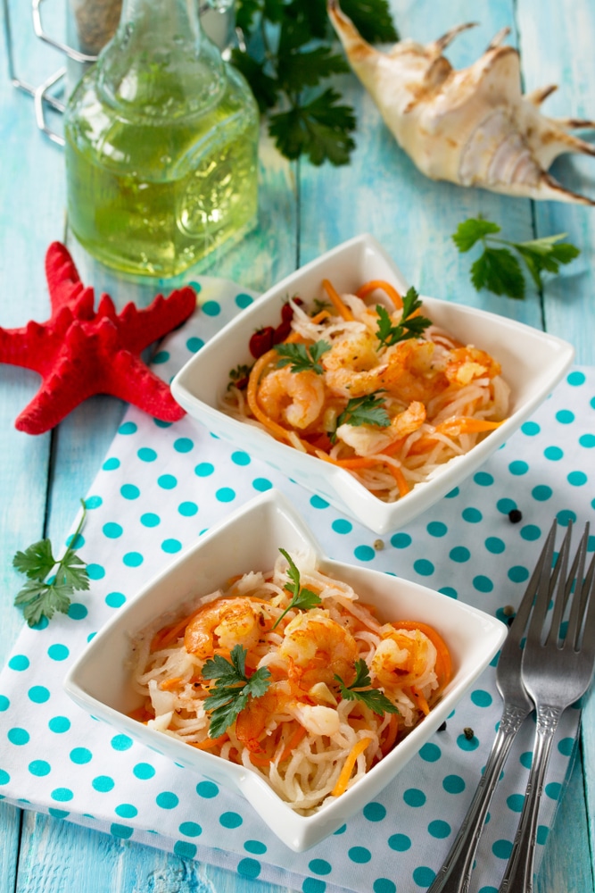 Салат из моркови, дайкона и жареных креветок