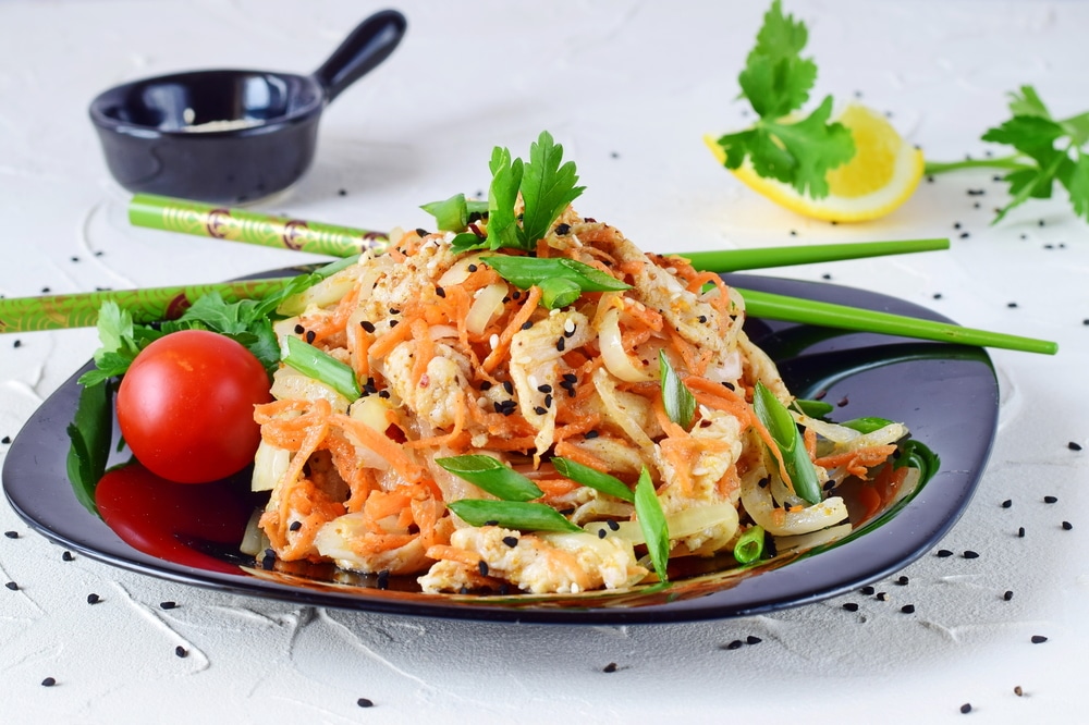 Салат с курицей, морковкой и маринованным луком