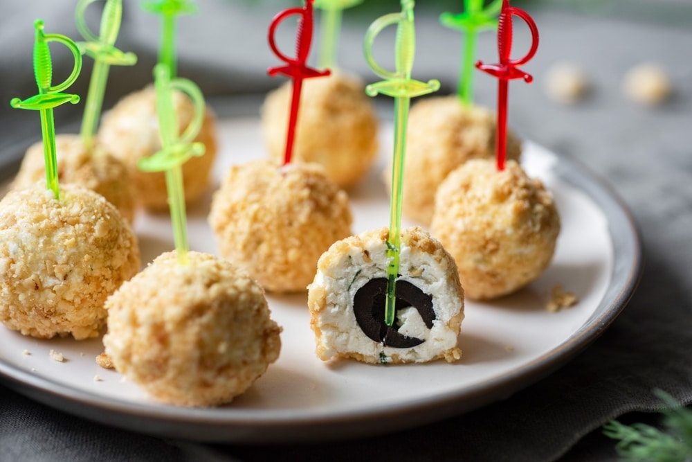 Сырные шарики с маслиной