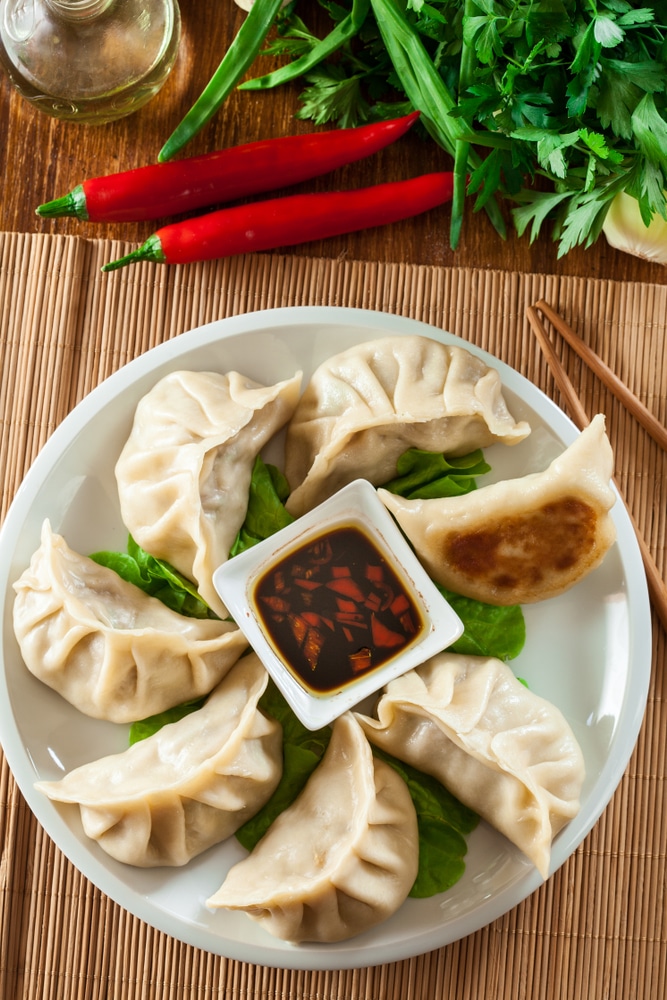 Жареные японские пельмени со свининой и овощами