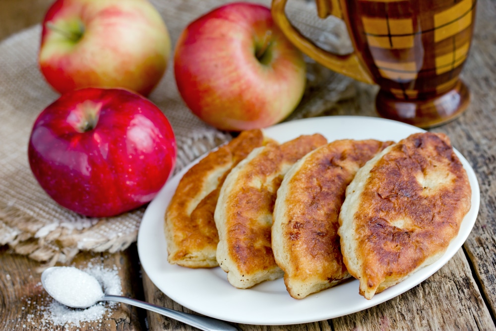 Очень нежные и вкусные пирожки жареные на сковородке из творожного теста с яблок