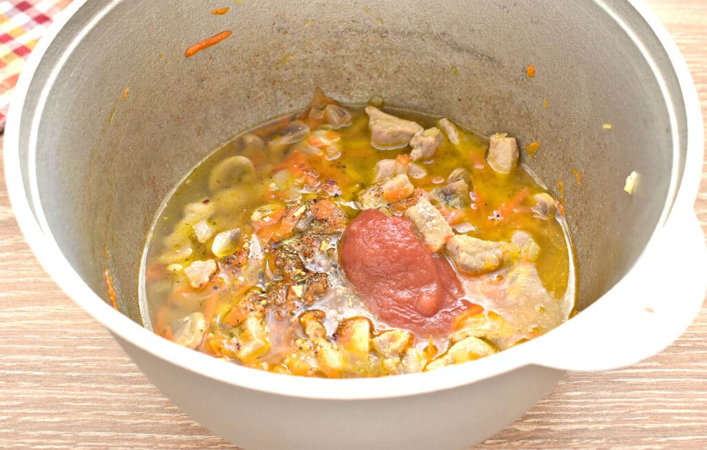 Фото рецепта - Макароны со свининой и грибами - шаг 4