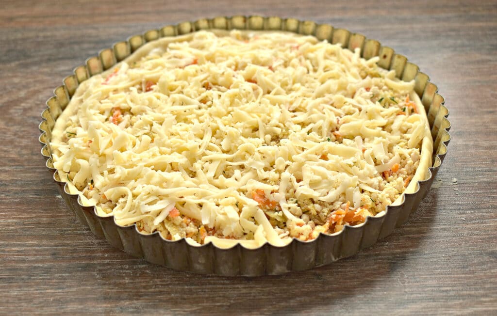 Фото рецепта - Открытый пирог с курицей и сыром - шаг 5