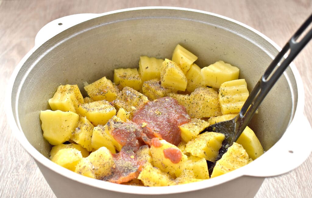 Фото рецепта - Картошка, тушенная с салом и овощами - шаг 5