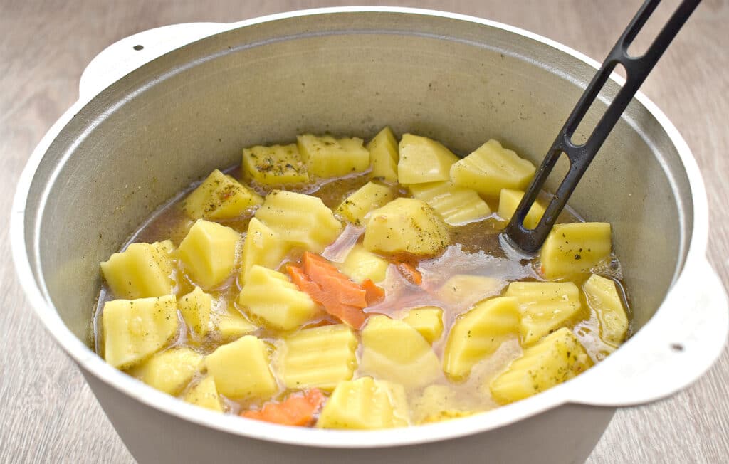Фото рецепта - Картошка, тушенная с салом и овощами - шаг 6