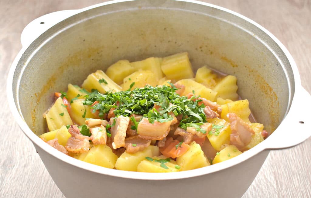 Фото рецепта - Картошка, тушенная с салом и овощами - шаг 7