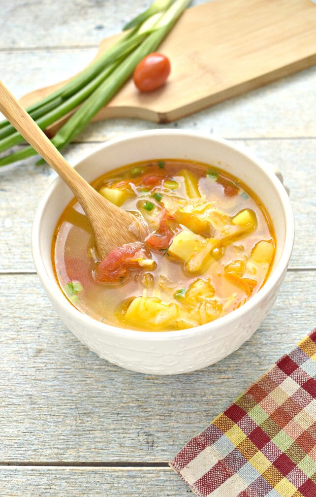 Щи с курицей, помидорами и свежей капустой