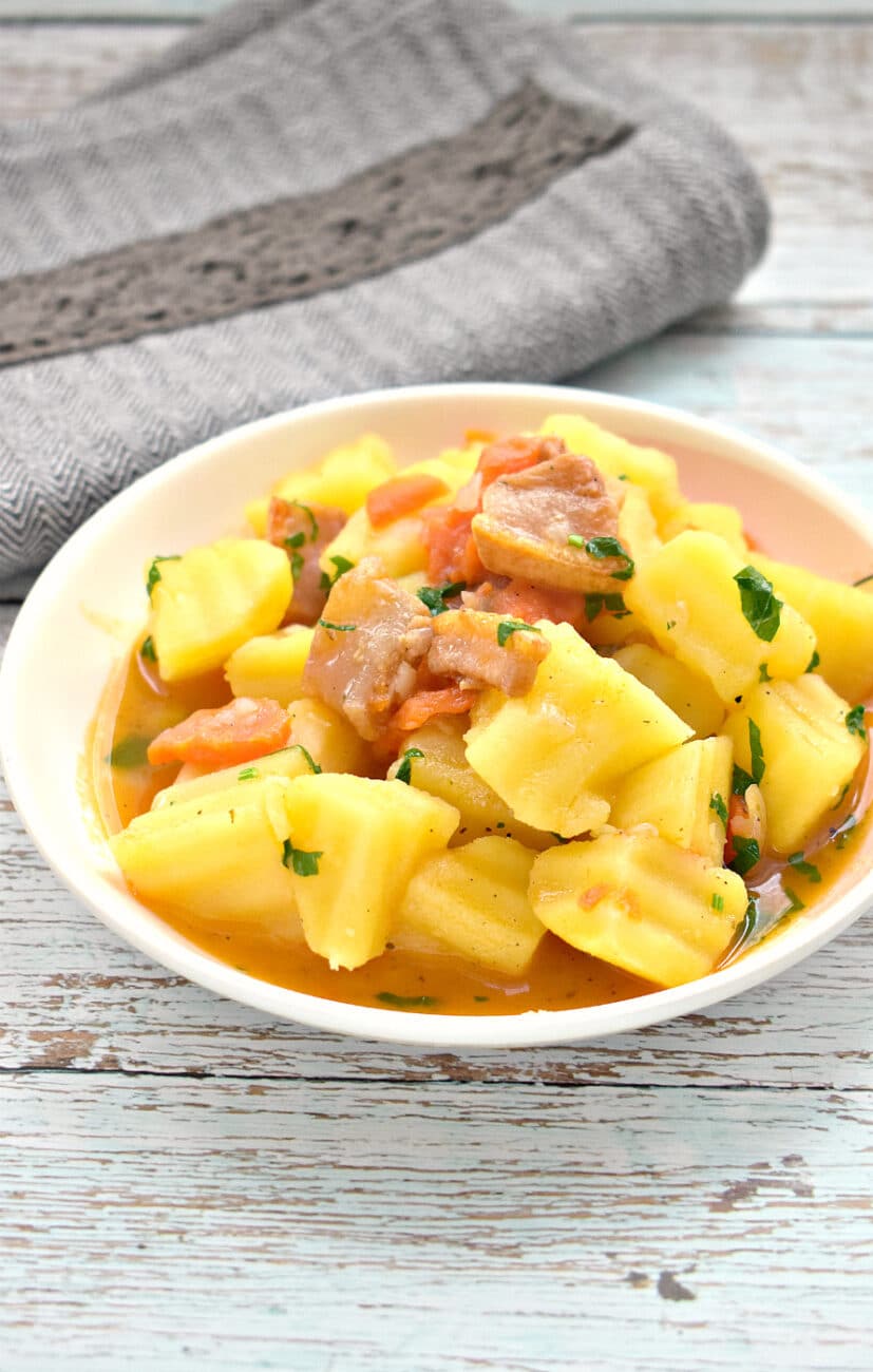Картошка, тушенная с салом и овощами