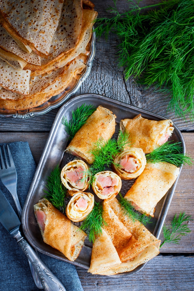 Блины на сыворотке с красной рыбой и сыром