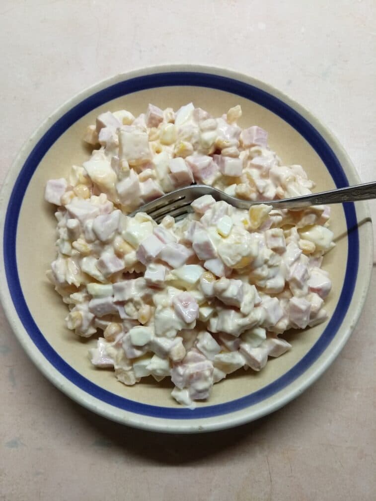 Салат с балыком, ананасом и кукурузой