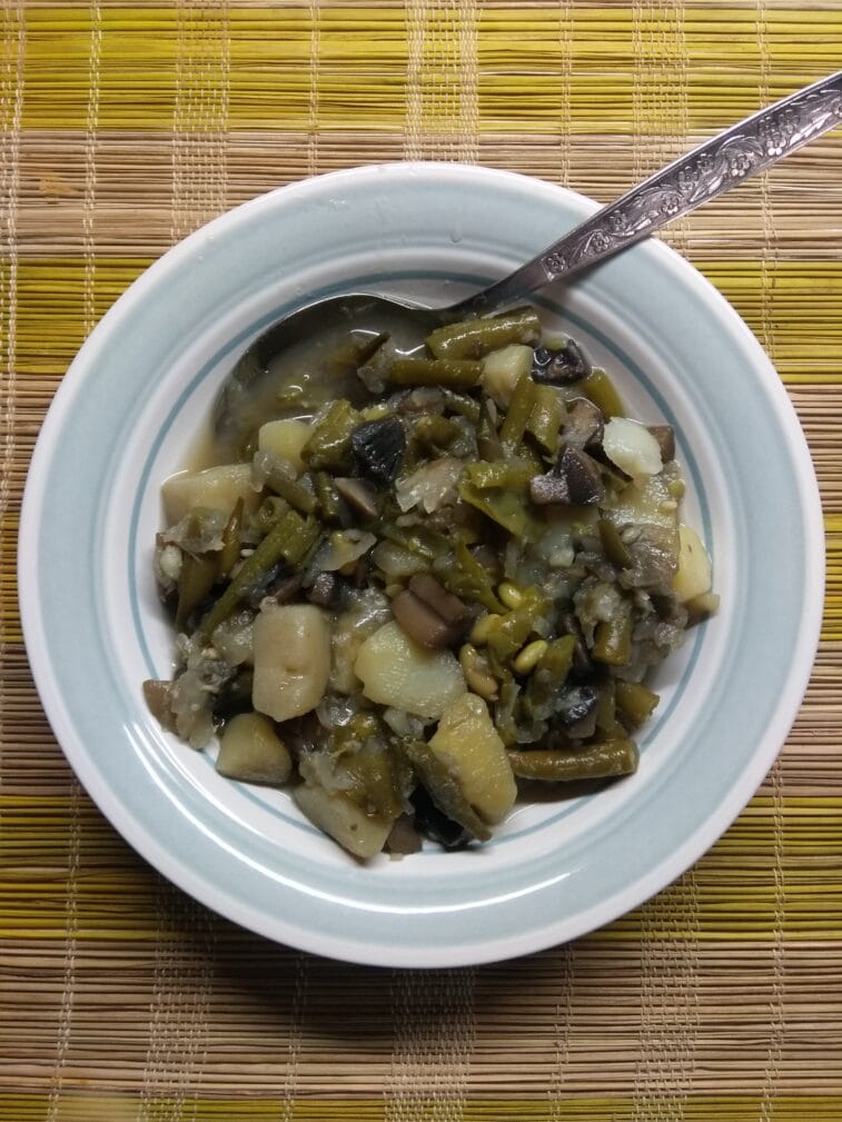 Рагу с картофелем, шампиньонами и стручковой фасолью