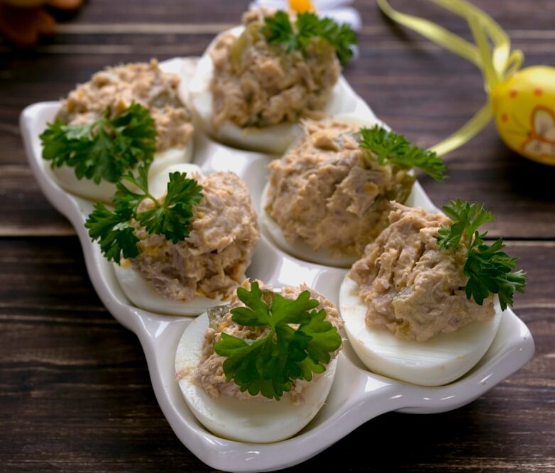 Яйца, фаршированные тунцом и маринованным огурцом