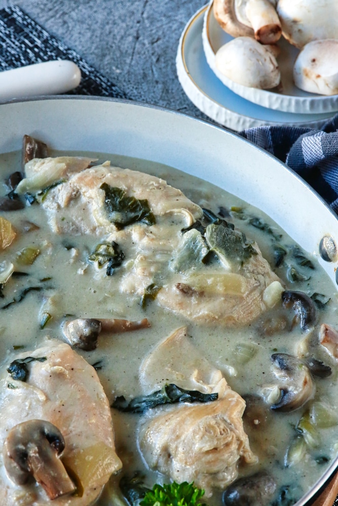 Куриная грудка со шпинатом и грибами