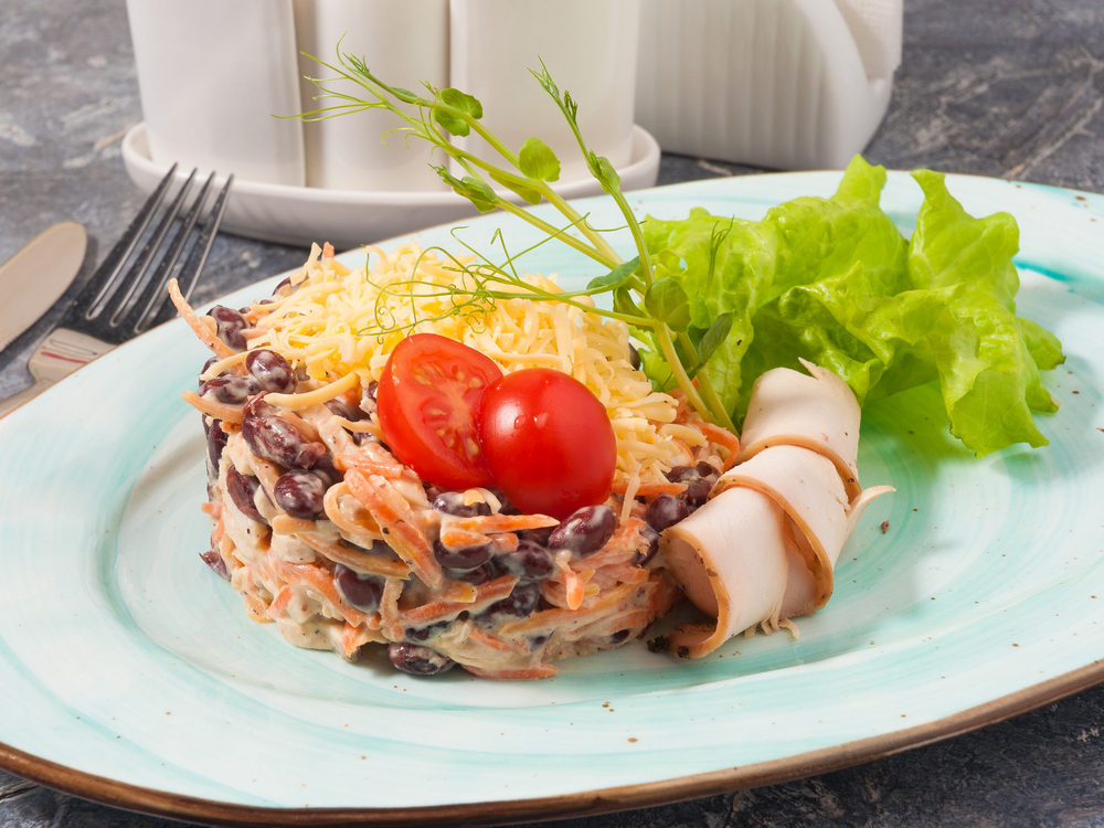 Куриный салат с фасолью и корейской морковью