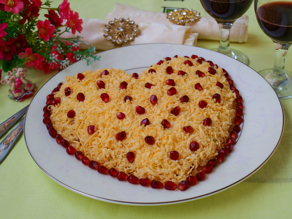 Куриный салат с овощами и сыром