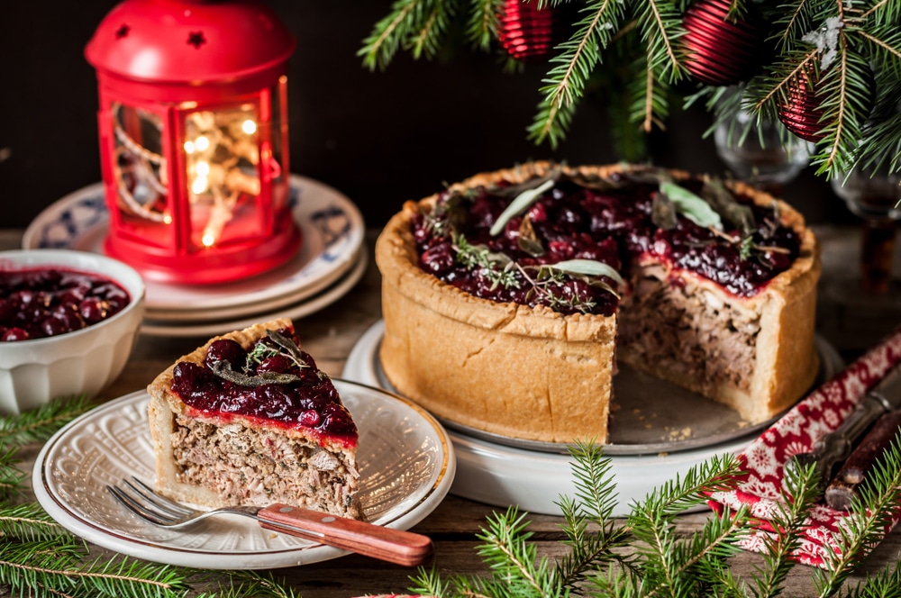 Фото рецепта - Мясной пирог с клюквенным соусом - шаг 6