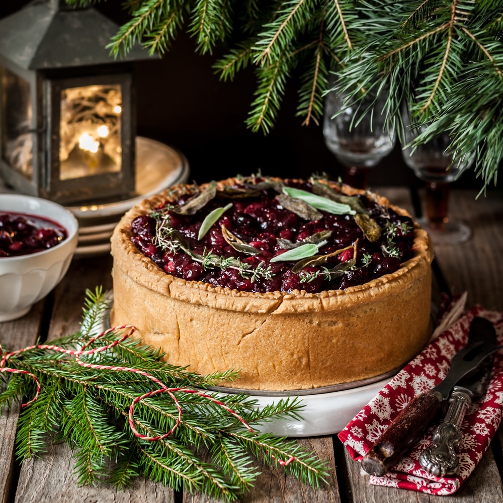 Фото рецепта - Мясной пирог с клюквенным соусом - шаг 5