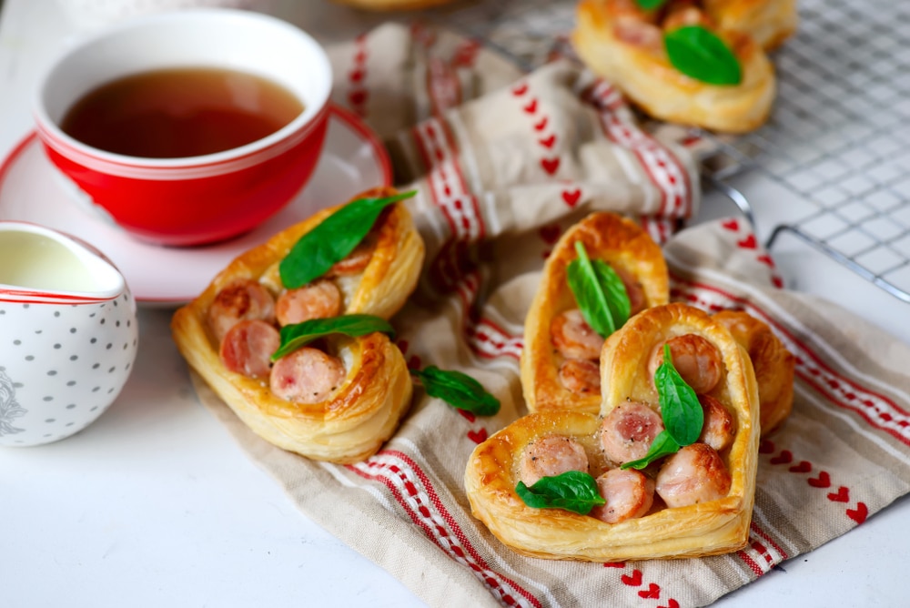 Фото рецепта - Слойки с сыром и сосисками - шаг 5