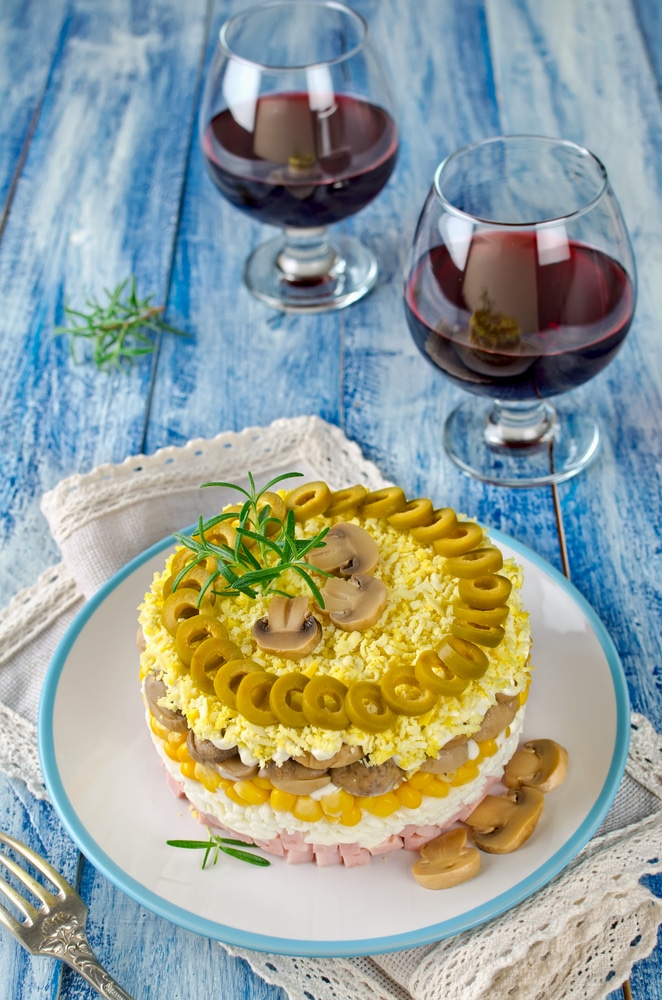 Слоёный салат с ветчиной, кукурузой и грибами