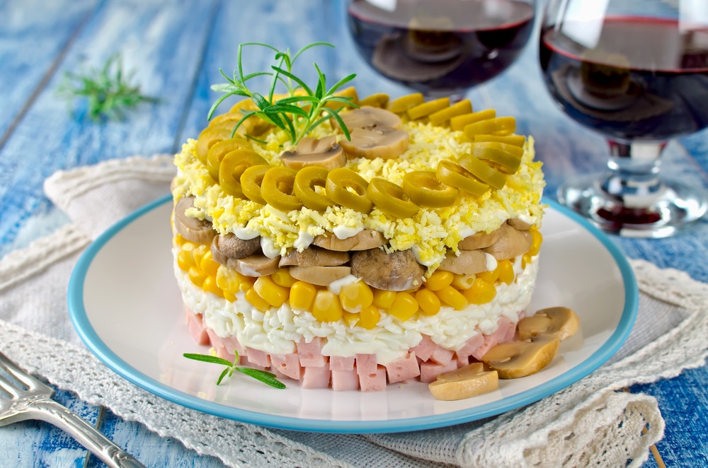 Фото рецепта - Слоёный салат с ветчиной, кукурузой и грибами - шаг 5
