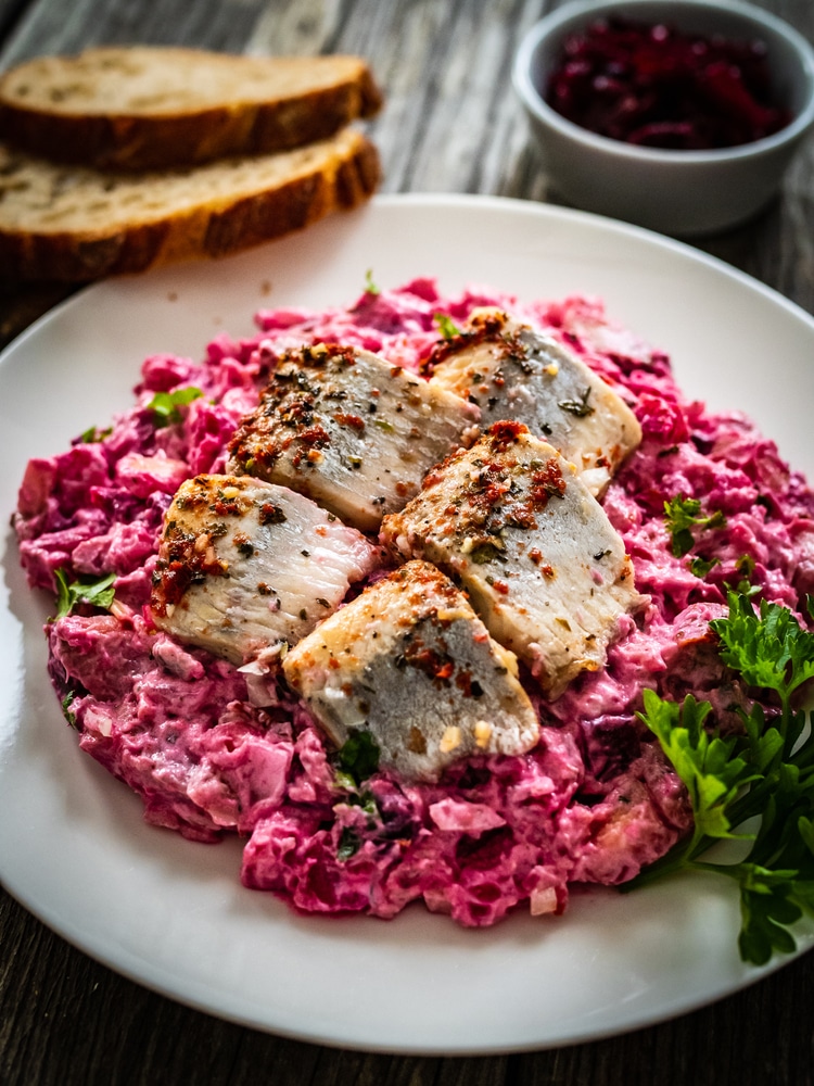 Свекольный салат с картофелем, яблоком и сельдью
