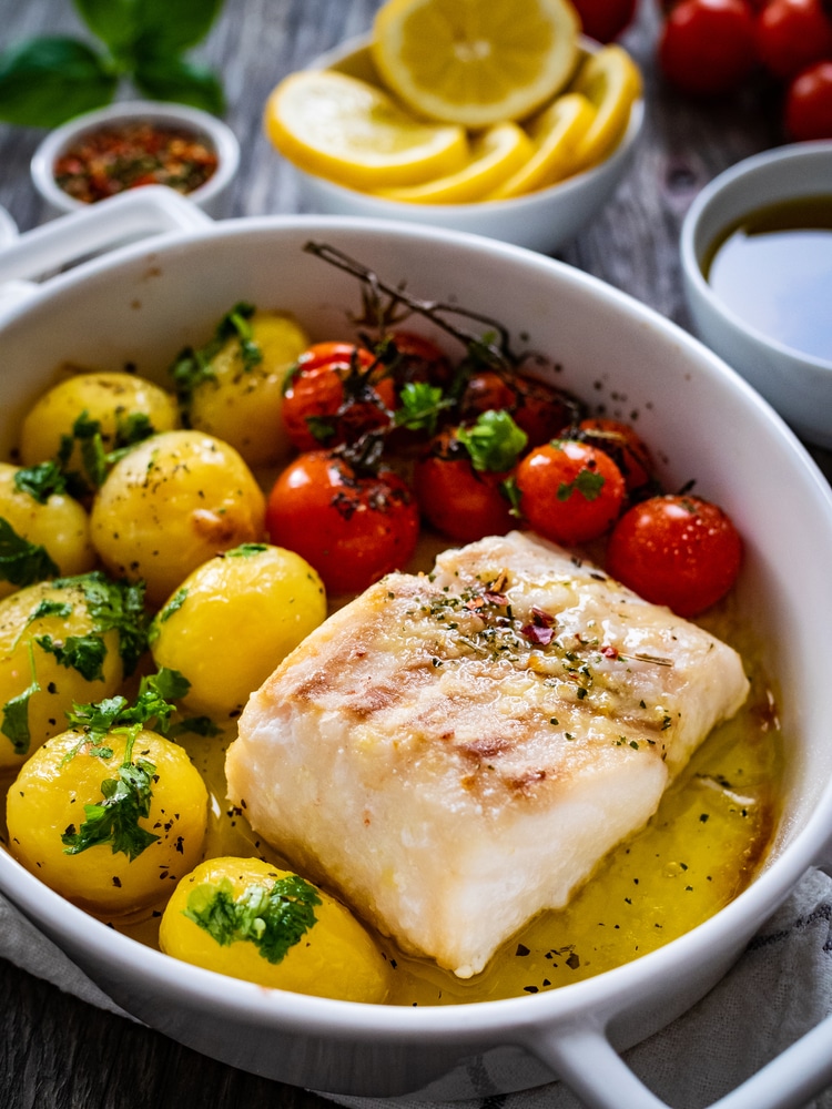 Треска, запеченная с картофелем и помидорами черри