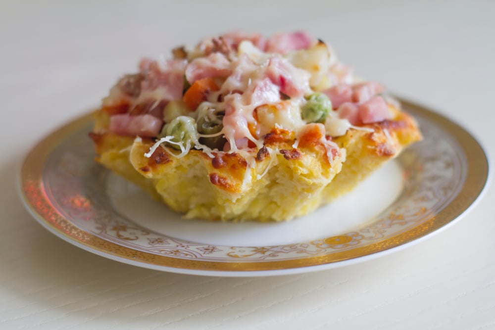 Запеченная корзинка из картофельного пюре овощами и ветчиной