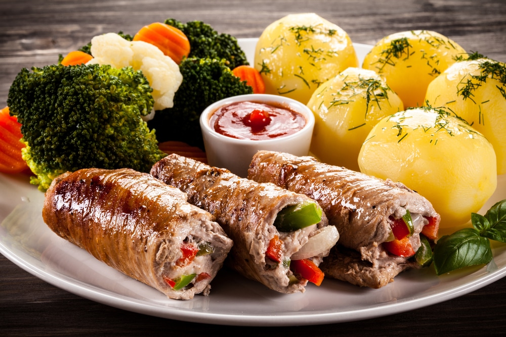 Фото рецепта - Жареные рулетики из мяса свинины с овощами - шаг 6