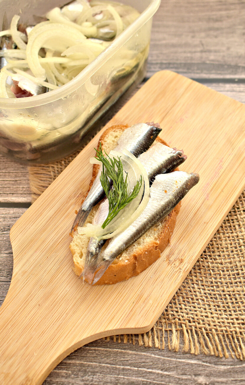 Килька, маринованная с уксусом и луком