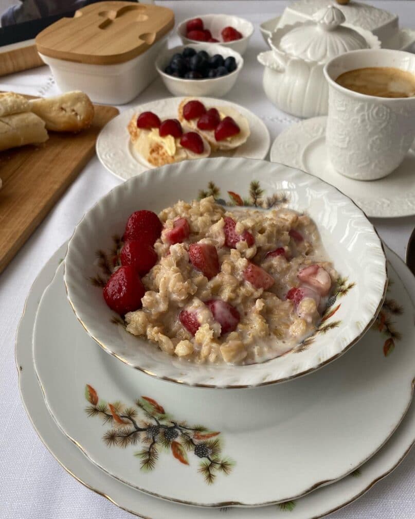 Овсяная каша с клубникой