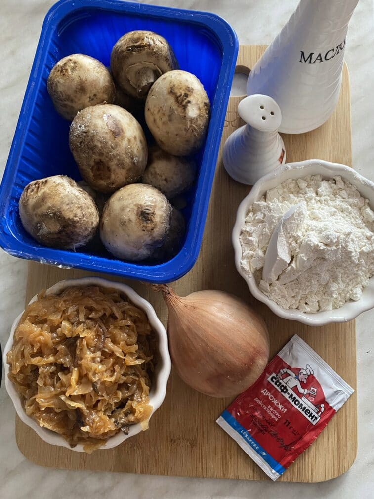 Фото рецепта - Постные пирожки с капустой и грибами - шаг 1