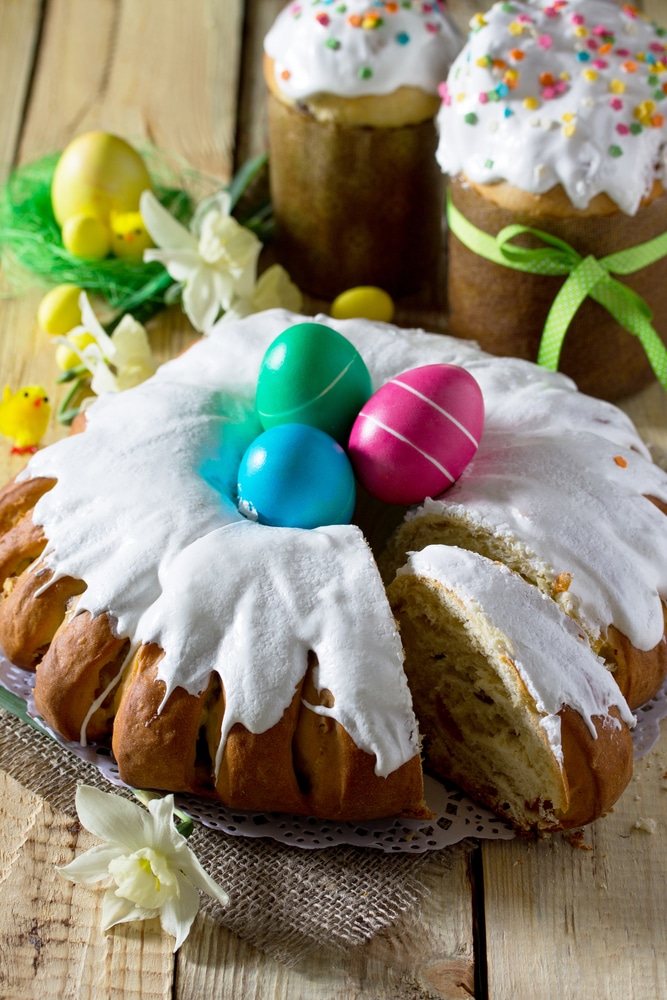 Пасхальный венок с изюмом, цукатами и орехами