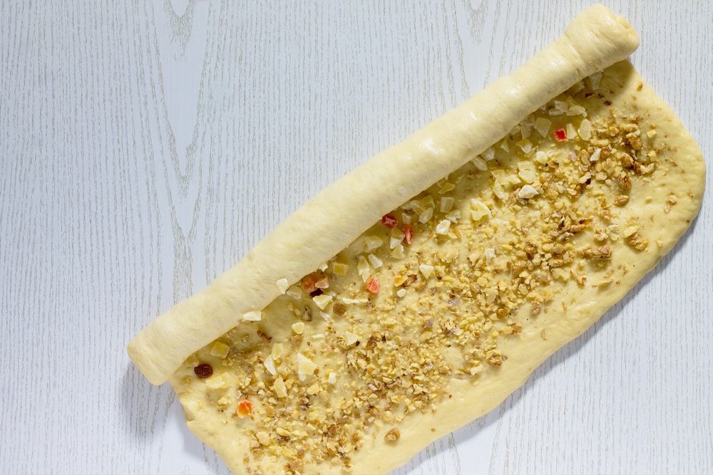 Фото рецепта - Пасхальный венок с изюмом, цукатами и орехами - шаг 6