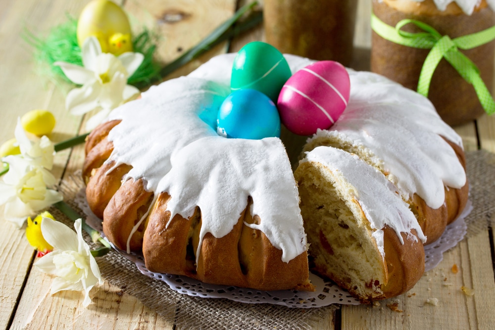 Фото рецепта - Пасхальный венок с изюмом, цукатами и орехами - шаг 8
