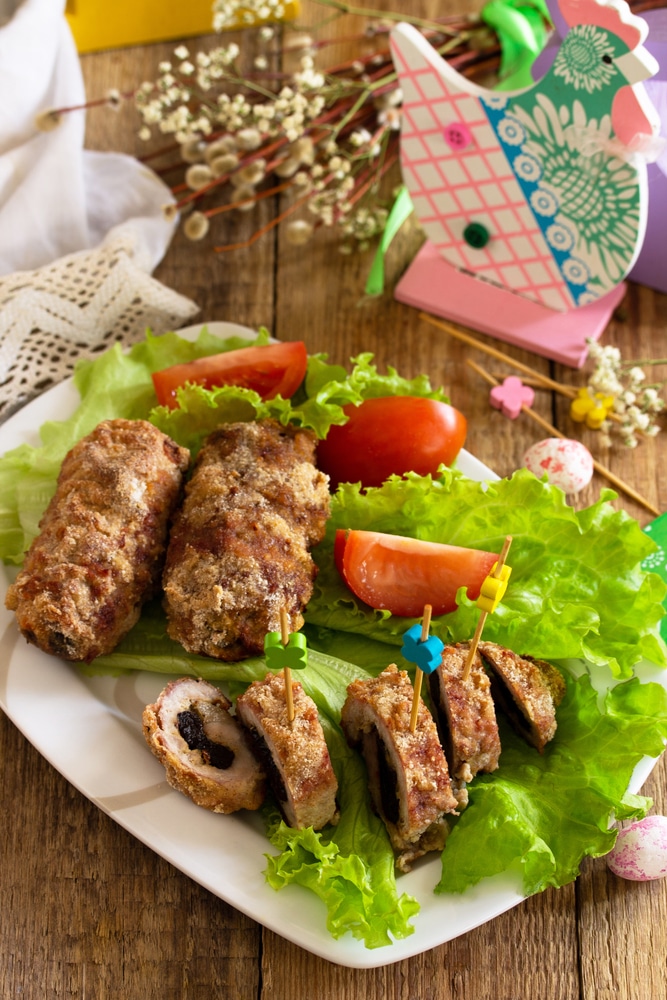 Мини-рулеты из свинины с черносливом