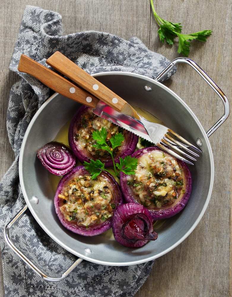 Запечённый красный лук, фаршированный сыром и грибами