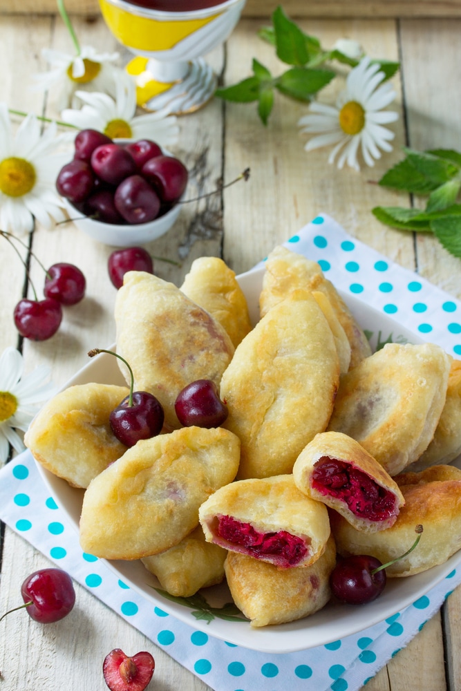 Жареные пирожки с вишней