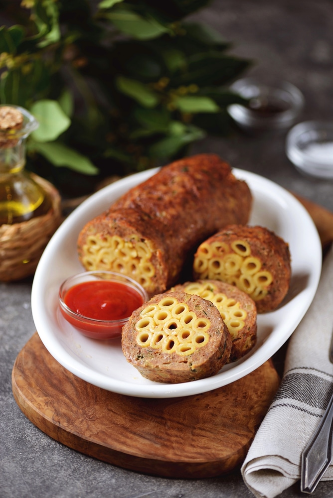 Мясной рулет с макаронами