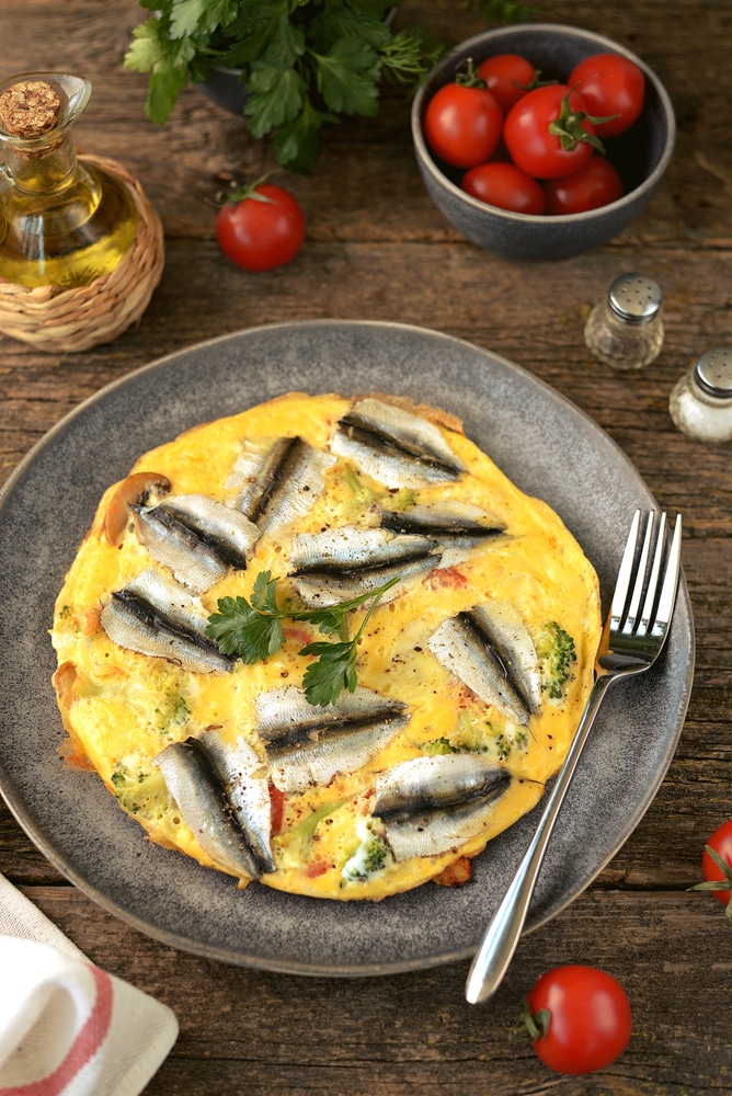 Омлет с грибами, брокколи и анчоусами