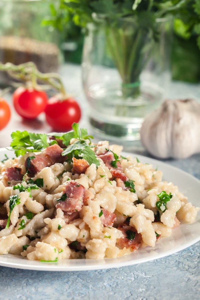 Шпецле с жареным беконом и луком