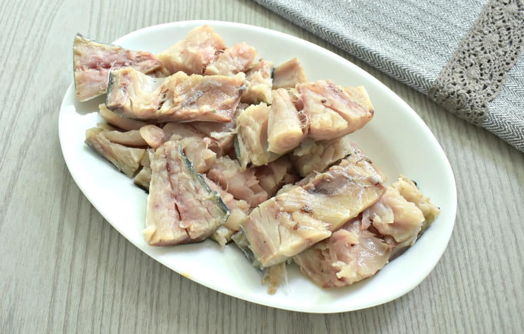 Фото рецепта - Скумбрия, маринованная с луком, маслом и уксусом - шаг 1