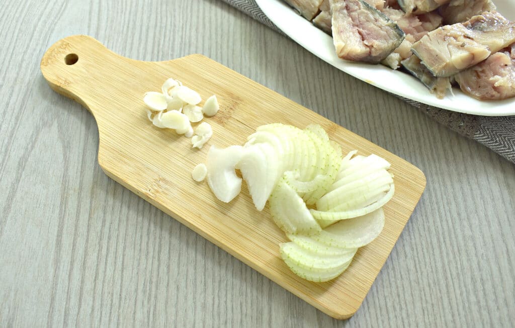 Фото рецепта - Скумбрия, маринованная с луком, маслом и уксусом - шаг 2