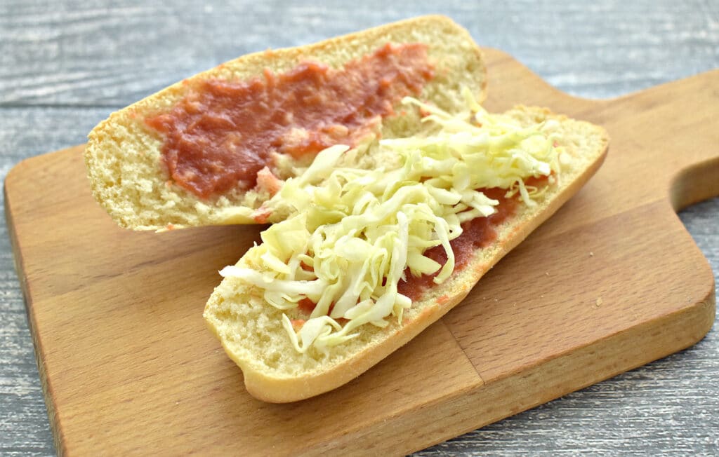 Фото рецепта - Хот-дог с сосиской и огурцами - шаг 3