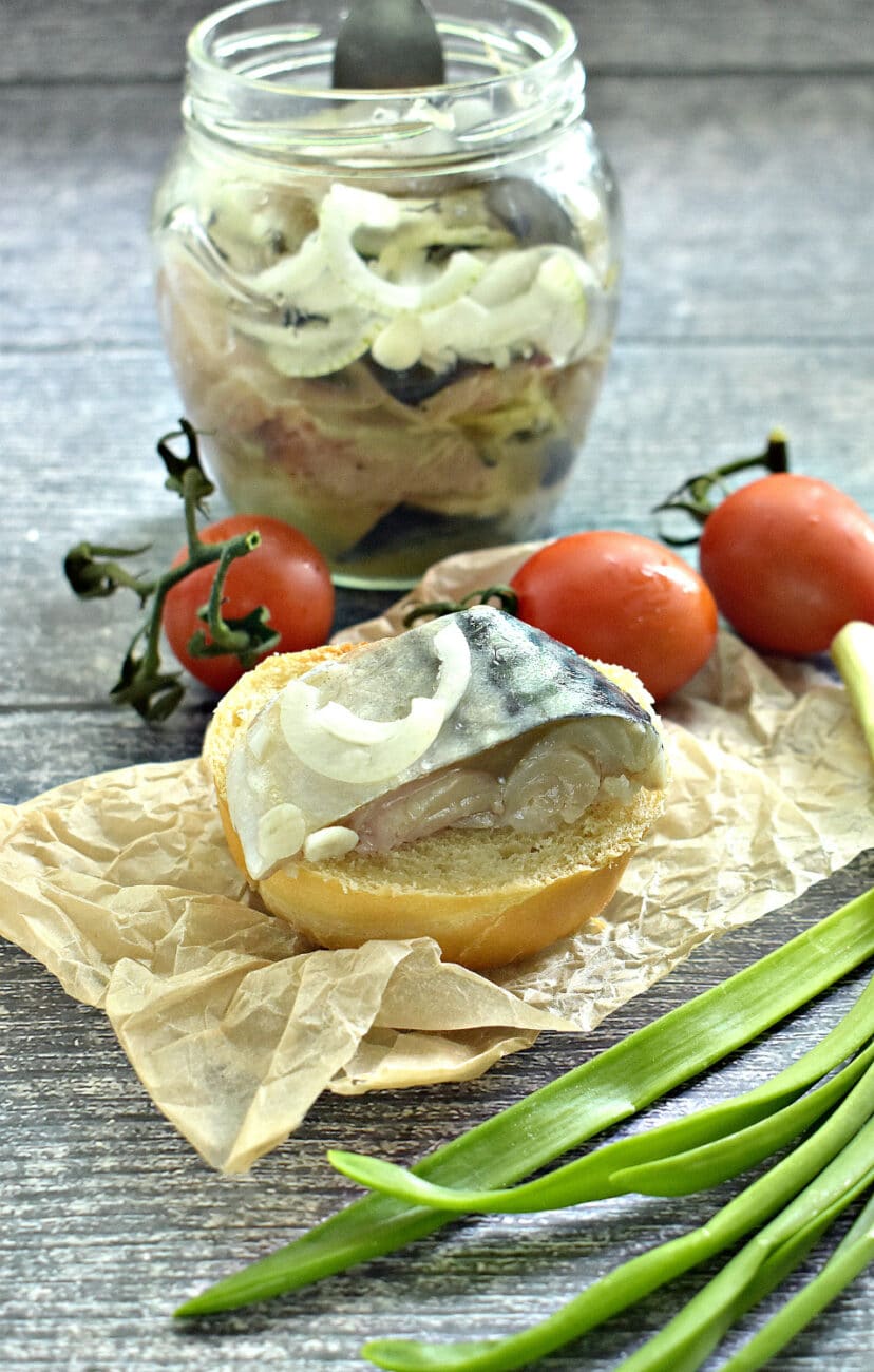 Скумбрия, маринованная с луком, маслом и уксусом