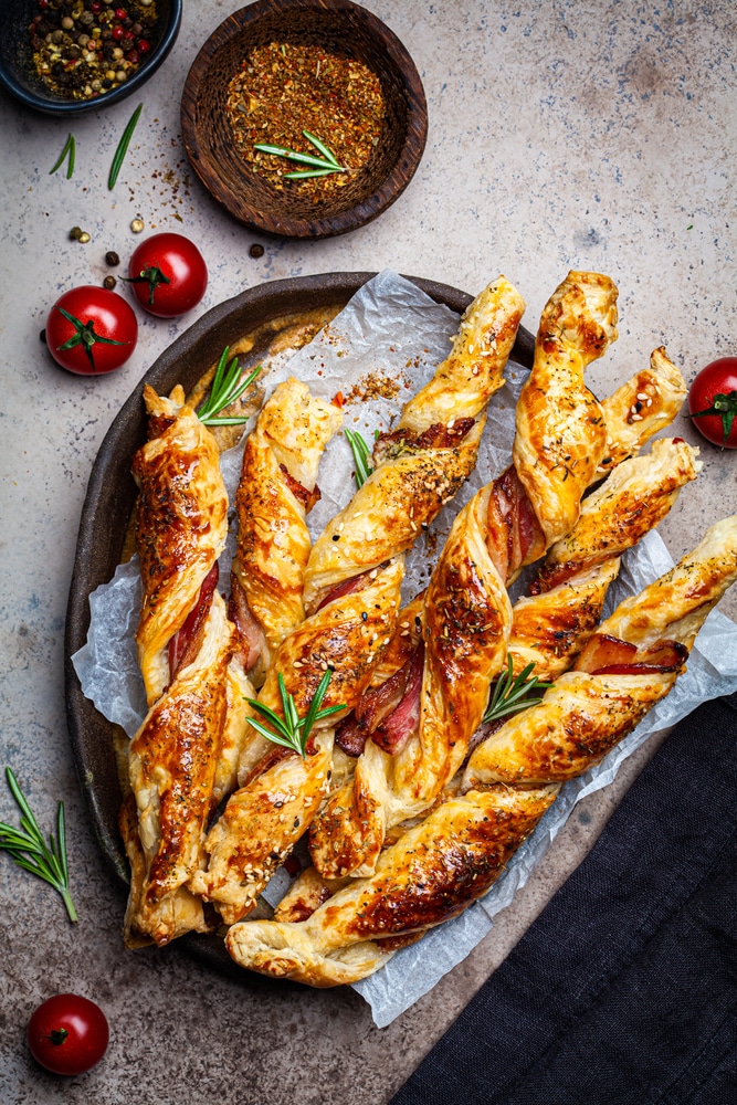 Хрустящие хлебные палочки с сыром и беконом