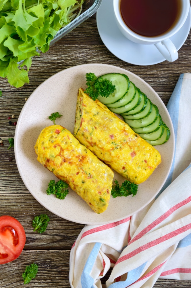 Яичный рулет с овощами и зеленью