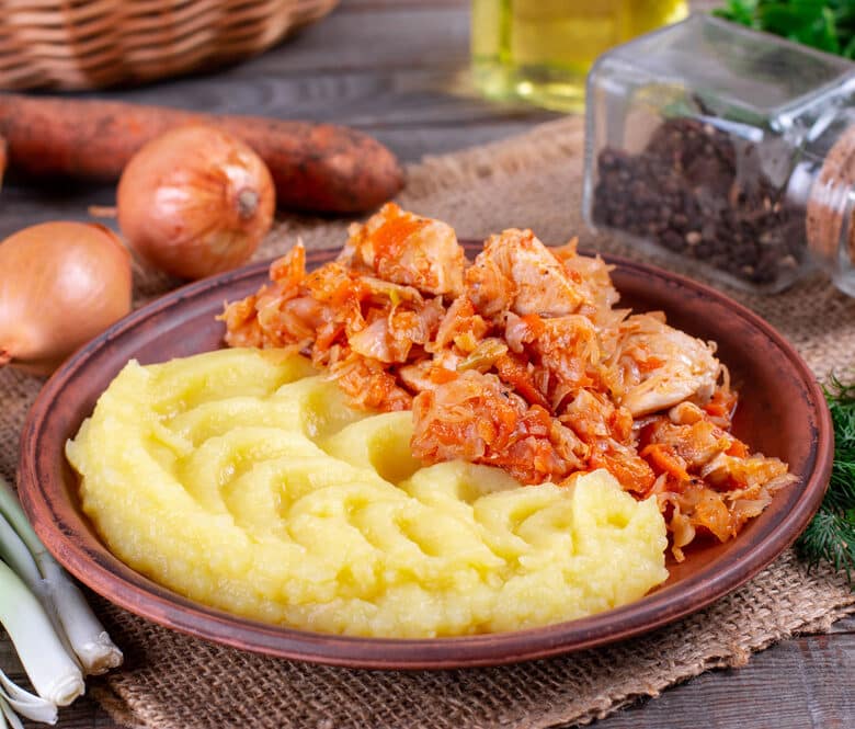 Тушеная капуста с курицей