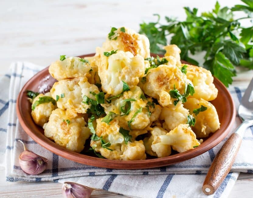 Жареная цветная капуста с яйцами и сыром