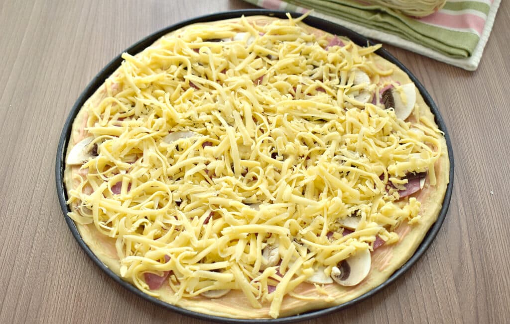 Фото рецепта - Пицца из слоеного теста с колбасой и шампиньонами - шаг 4