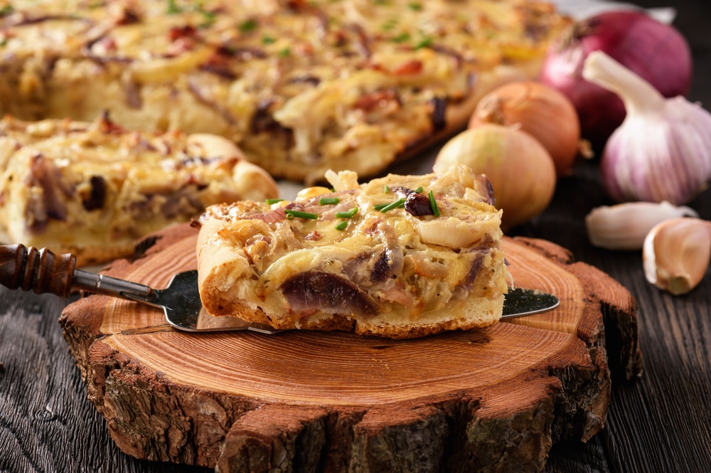 Фото рецепта - Домашний луковый пирог с сыром и беконом - шаг 12